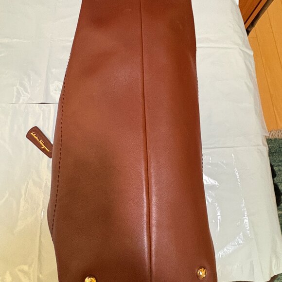 Ferragamo Gancini Brown Leather Shoulder Bag W Gold Hardwear Sz Med $3400 - Picture 10 of 16